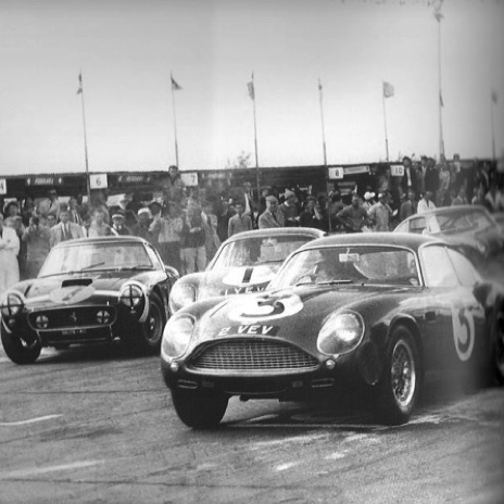 T.T. 1961 : Jimmy toujours prompt en action devant Stirling Moss et Roy Salvadory...
© LAT
Contribution Paul Normand